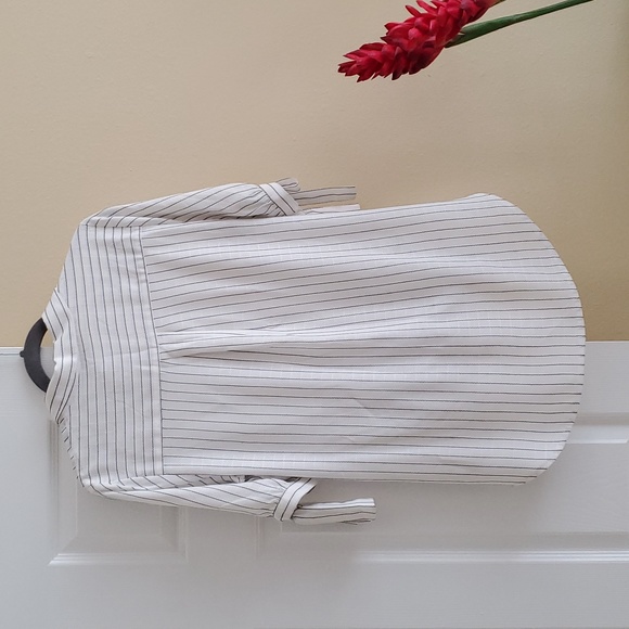 BCBGeneration Crossover Blouse, short sleeves with bow detail, Size S - Picture 4 of 4